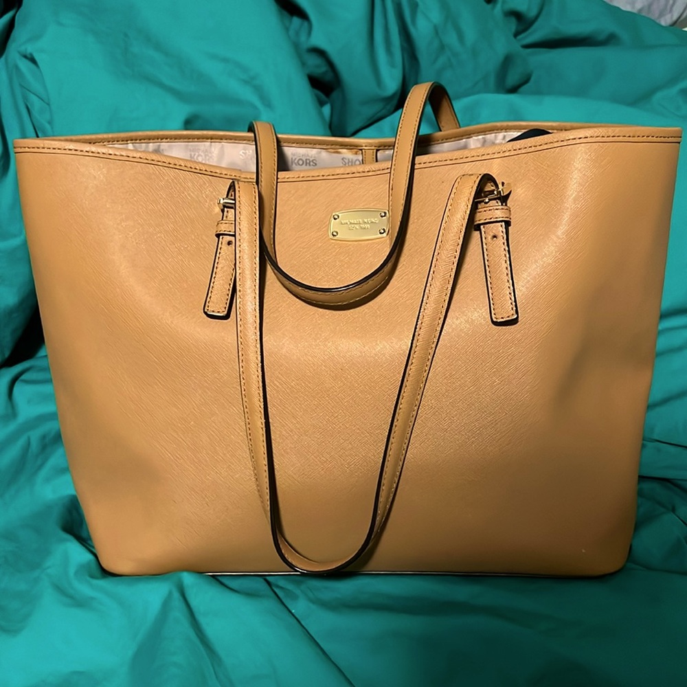 Michael KORS everyday tote bag.Minor stain that’ll go away with a wipe.